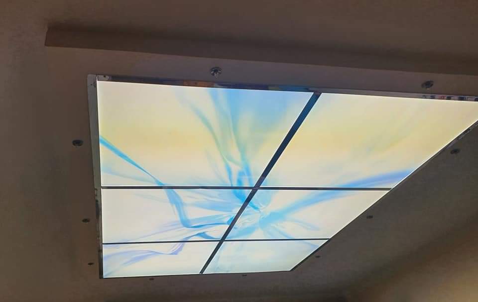 Techo con iluminación LED decorativa instalada por Electricidad Llerena