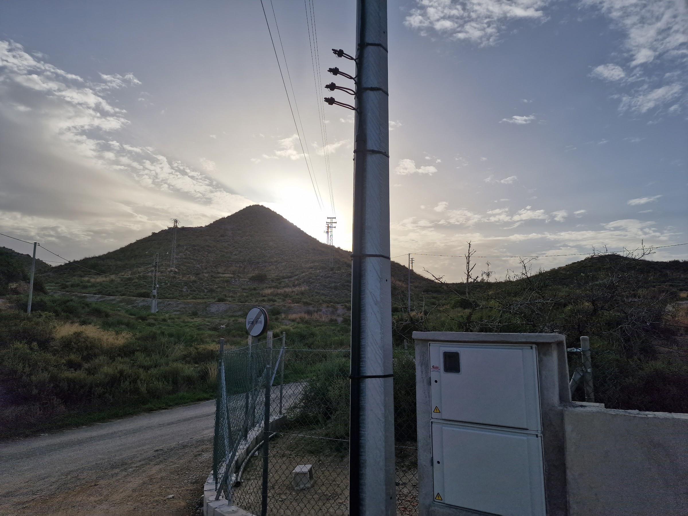 Línea eléctrica y arqueta en zona rural de Mazarrón al atardecer