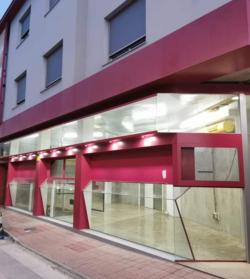 Local comercial con instalación eléctrica e iluminación