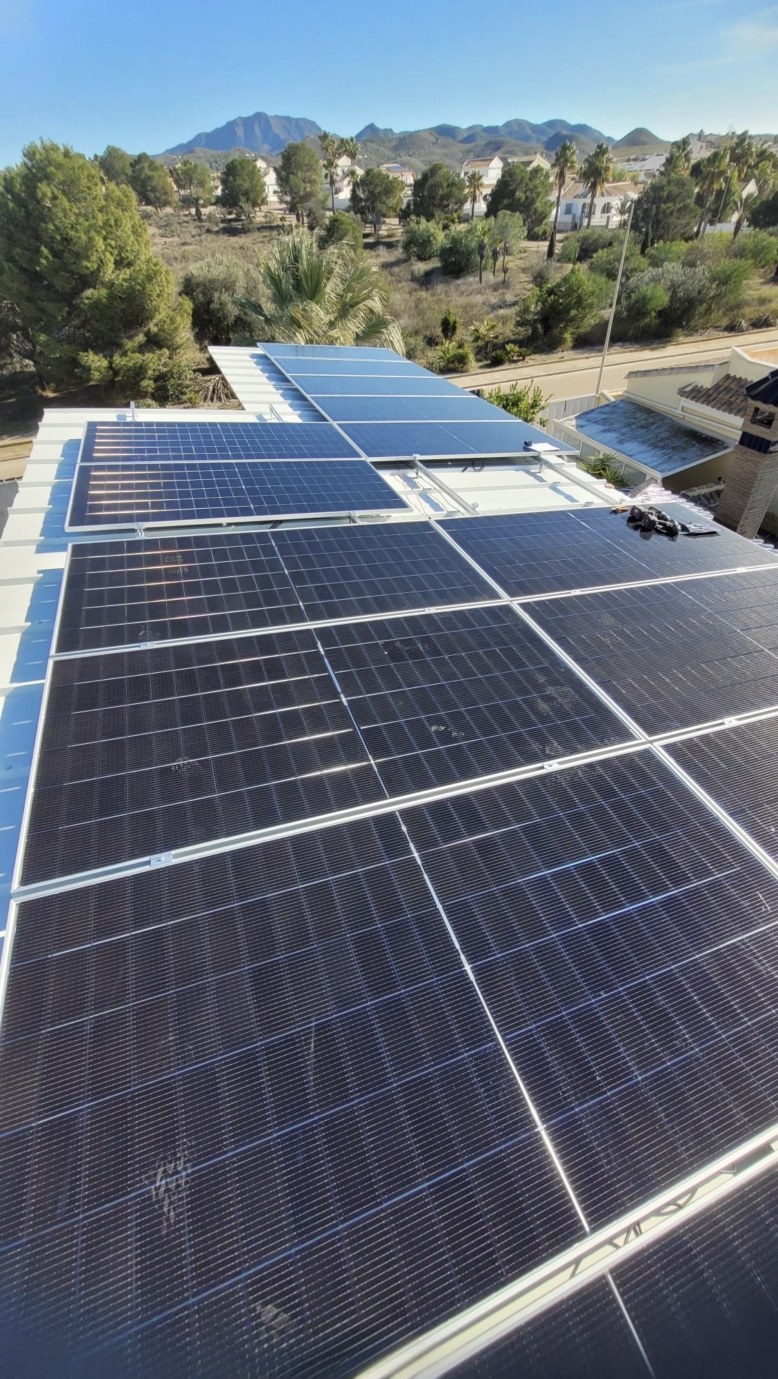 Instalación de placas solares realizada por Electricidad Llerena en una vivienda de Mazarrón