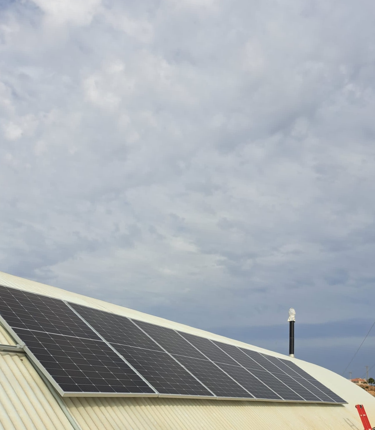 Placas solares instaladas en el tejado de una nave en Mazarrón