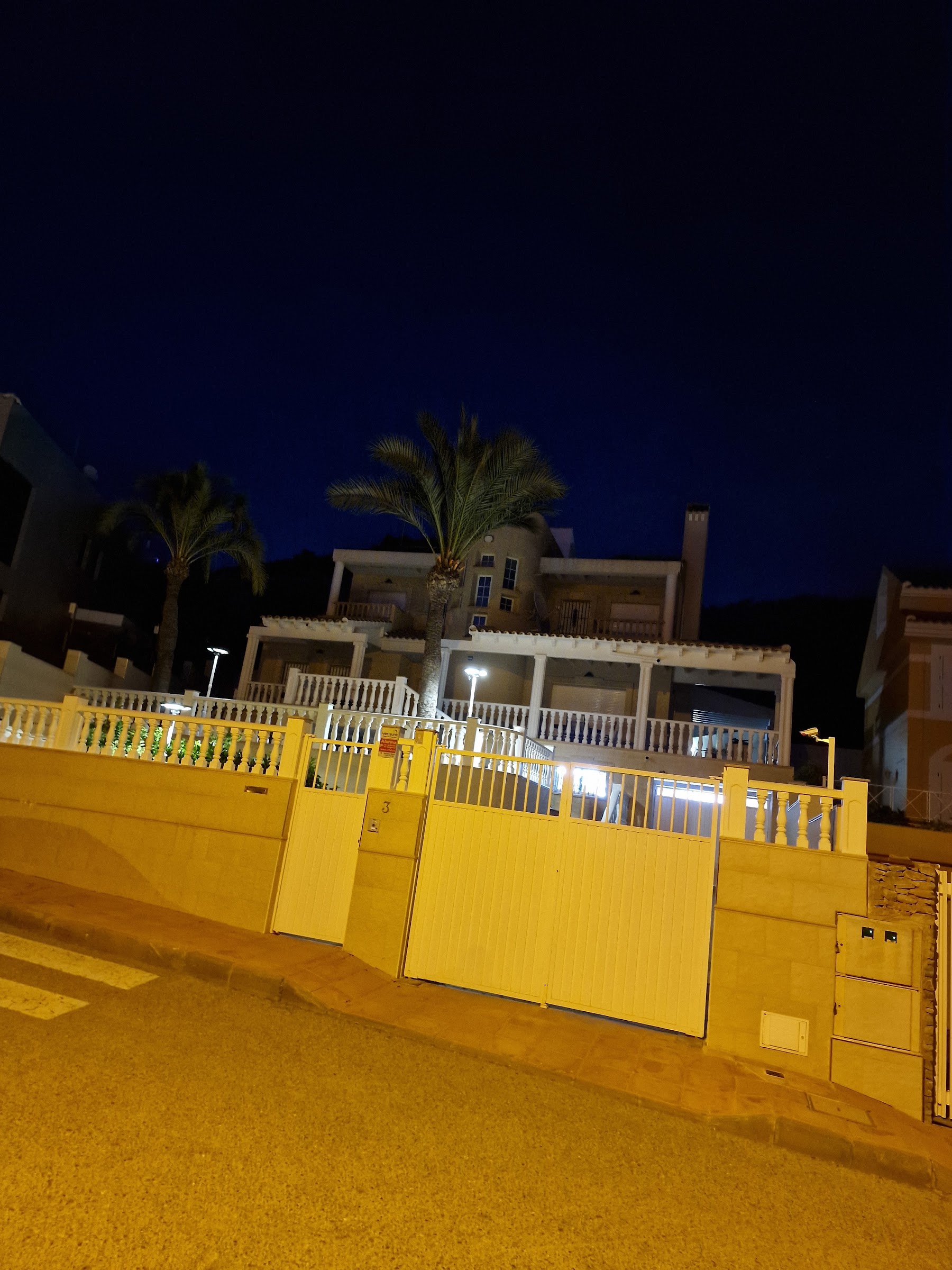 Villa iluminada de noche en Mazarrón