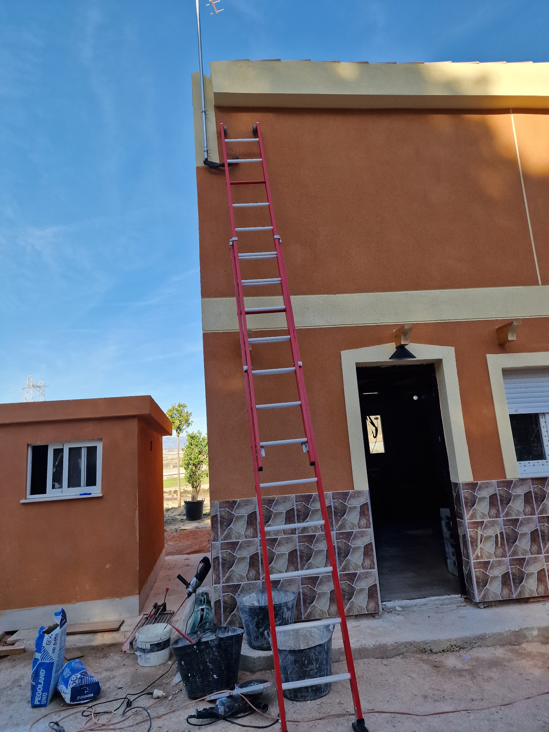 Instalación eléctrica y de antena en vivienda en construcción